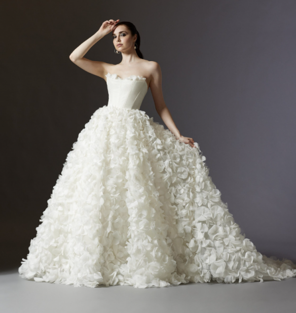 Gaun Ball Gown dengan rok bunga-bunga